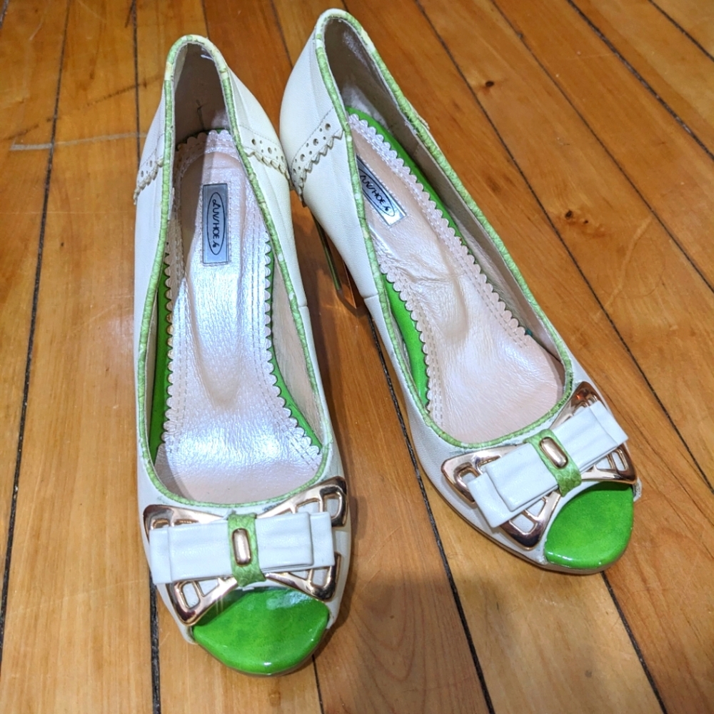 Cute heels beige and green with bows